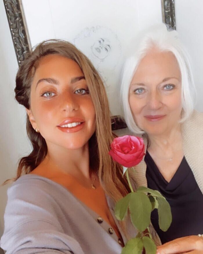 10. Леди Гага с мамой Синтией Джерманоттой