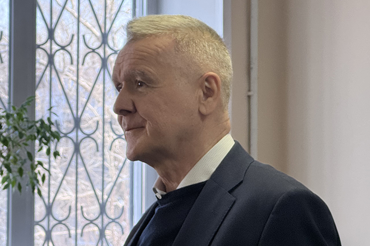 Сейчас Ханбиков находится под домашним арестом и прибывает в суд из Буинска