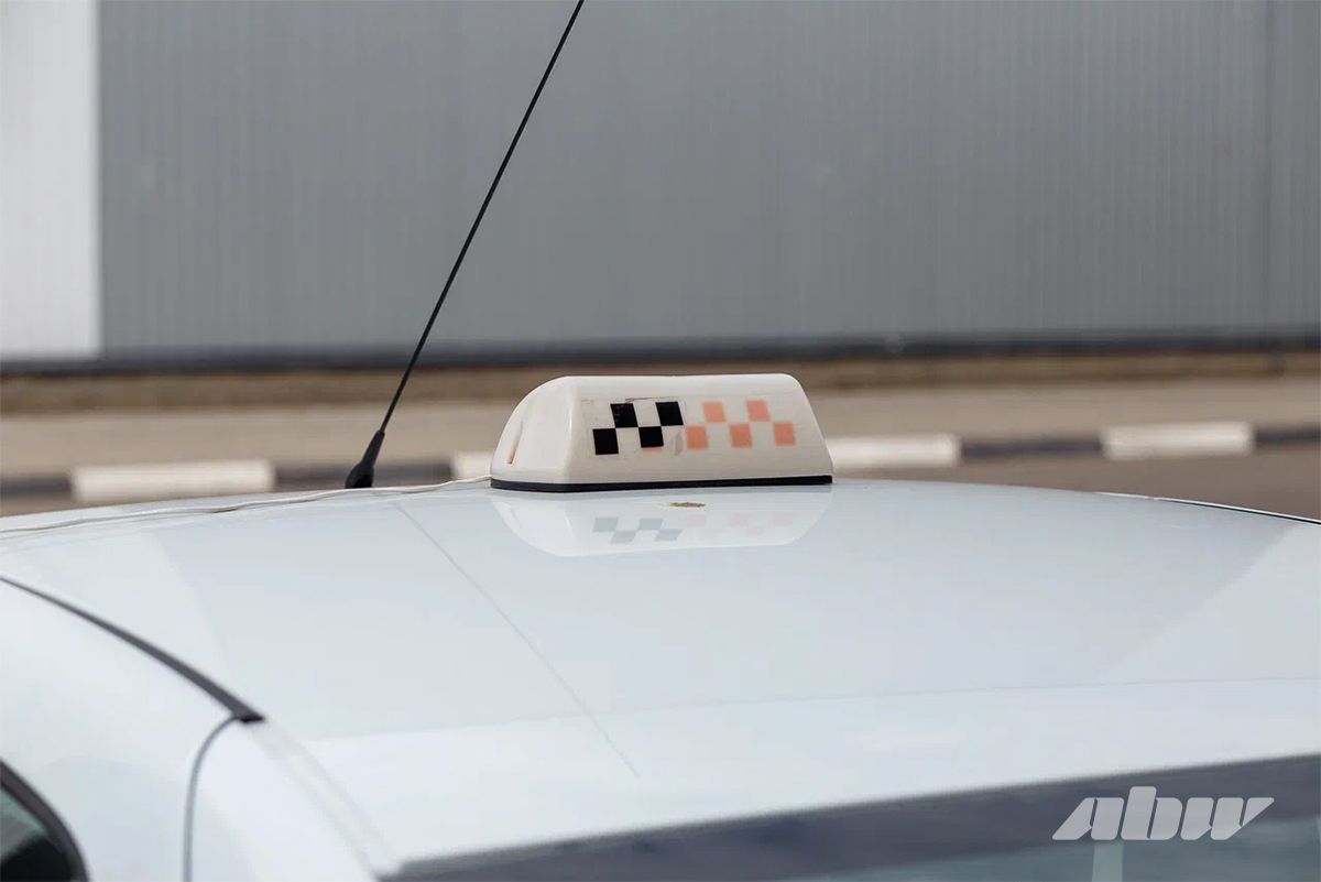 Ребенок едет в такси один: за и против. Взгляд со стороны водителей и родителей