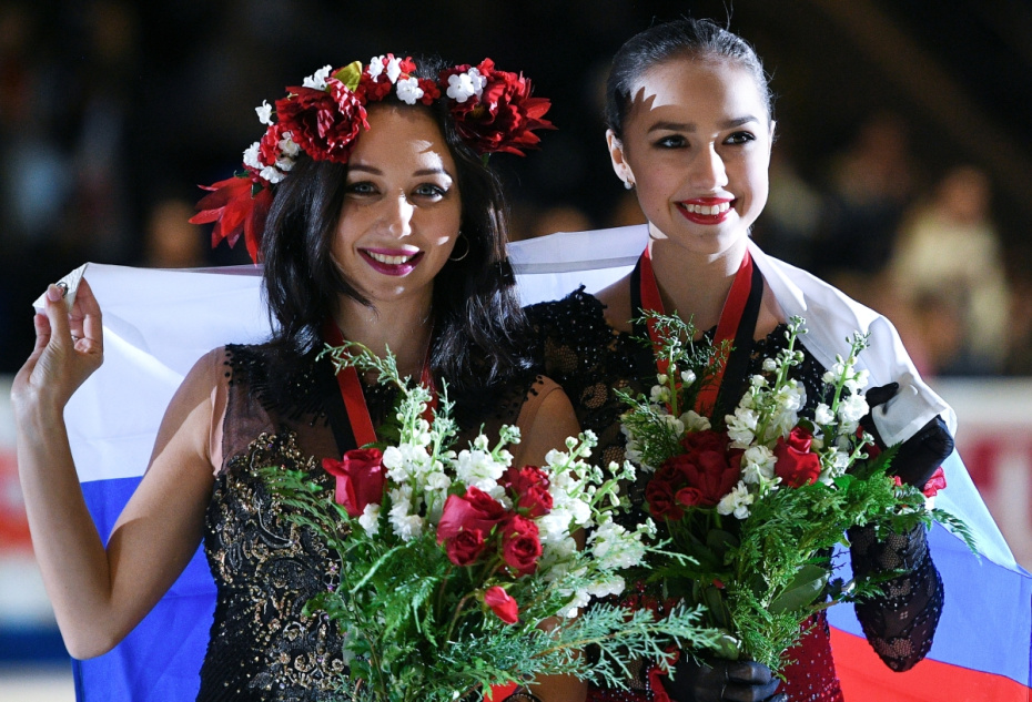 Призеры женского одиночного катания в финале Гран-при по фигурному катанию в Ванкувере на церемонии награждения (справа налево): Алина Загитова (Россия) — серебряная медаль, Елизавета Туктамышева (Россия) — бронзовая медаль, 2018 год