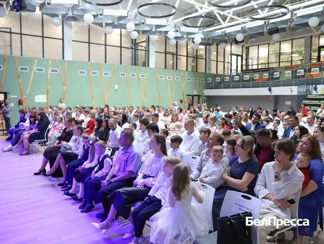 В Белгородском округе наградили многодетных матерей, воспитывающих четырёх и более детей - Изображение 1