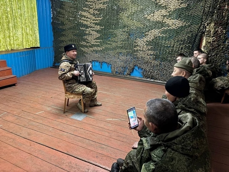 Народный артист Бурятии выступает для бойцов СВО