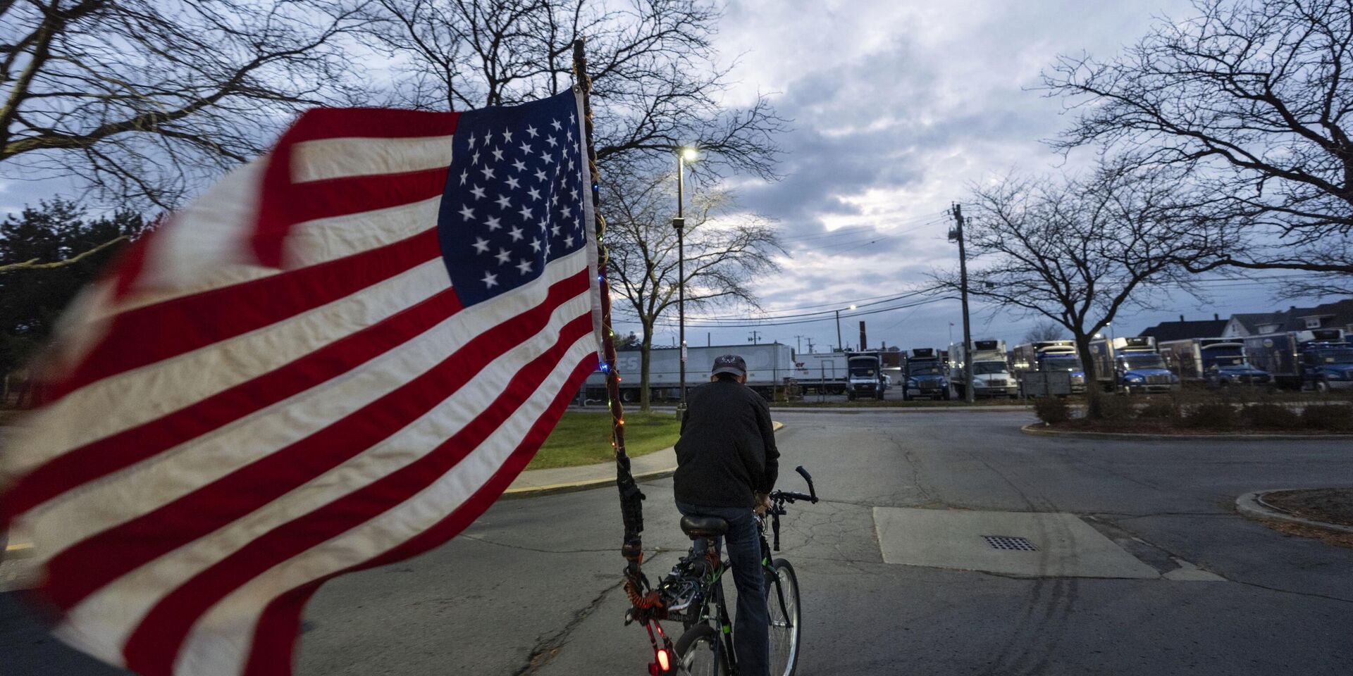 Велосипедист с флагом США у избирательного участка в Хамтрамке, штат Мичиган - ИноСМИ, 1920, 20.01.2026