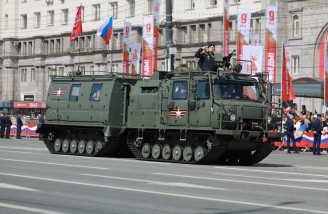 Алексей Текслер принял участие в торжественном построении, посвященном 80-й годовщине Победы в Великой Отечественной войне