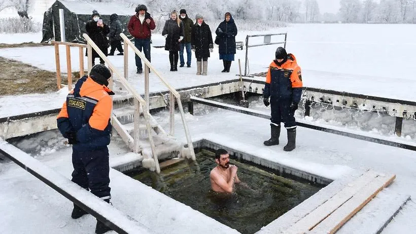 крещение в воде. крещение 2022 москва. купели в новосибирске на крещение 2023. крещенские купания в проруби 2021. крещение 2022 спб.