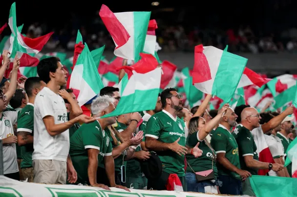 Фанаты команды «Палмейрас» (Фото EPA/WILL OLIVER)