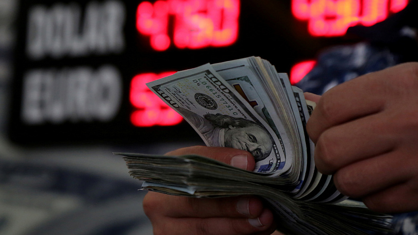 Экономист объяснил, как Казахстану преодолеть отток капитала на Запад