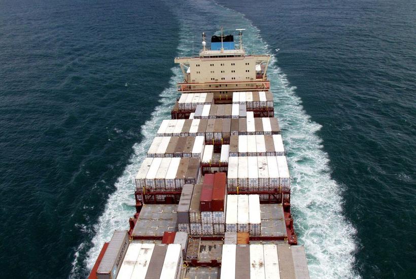 Контейнеровоз в море