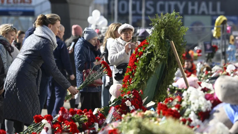 Стихийный мемориал в память о погибших при теракте у здания концертного зала 