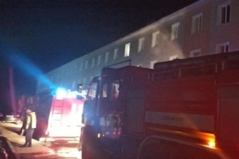 Пожилого мужчину спасли из горящей квартиры в Тверской области