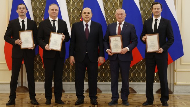 Михаил Мишустин вручил премию Правительства в области образования за инновационную научно–практическую разработку «Проектирование модели госпитальной школы для детей, находящихся на длительном лечении в медицинских организациях (Проект госпитальных школ «УчимЗнаем» – Заботливая школа)» Сергею Шарикову, Ивану Гусеву, Александру Румянцеву, Ивану Долуеву