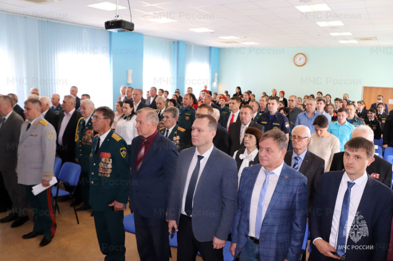 С Днем Гражданской обороны поздравили ветеранов и действующих сотрудников МЧС