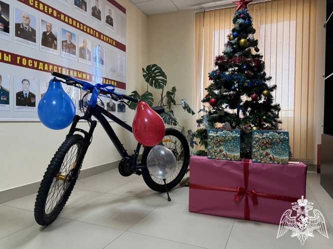 Руководитель дагестанского управления Росгвардии исполнил новогодние желания особенных детей