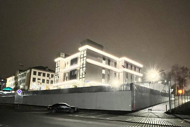 Отделка полностью завершена, монтаж окон, дверей, входной группы — тоже, в вечернее время суток даже можно обратить внимание на установленную яркую подсветку фасада