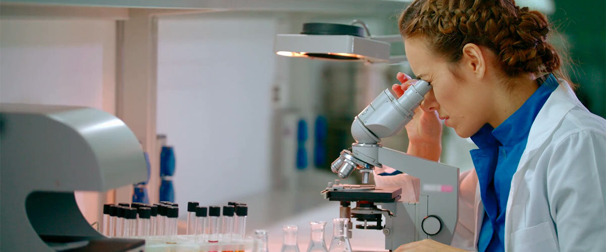 Врач исследователь. Современная биохимическая лаборатория. Биохимик профессия. Биохимик профессия. Биохимик.