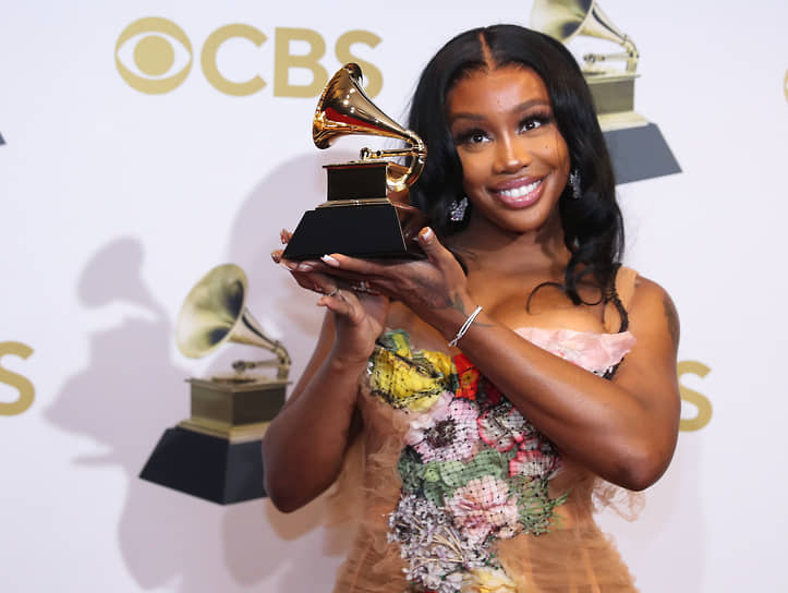 Певица sza на грэмми. Sza grammy. Grammy awards 2022. Bts на премии 2022. Музыкальная премия грэмми.