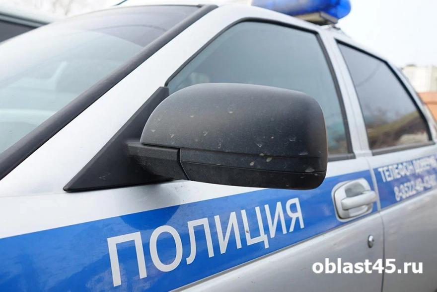 В Кургане мужчина умер в своей квартире после конфликта с чужаком в подъезде