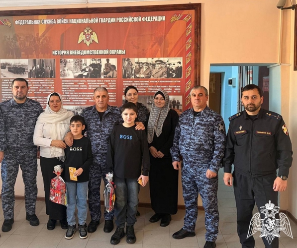 В Дагестане росгвардейцы поздравили семьи погибших коллег с наступающим Новым годом