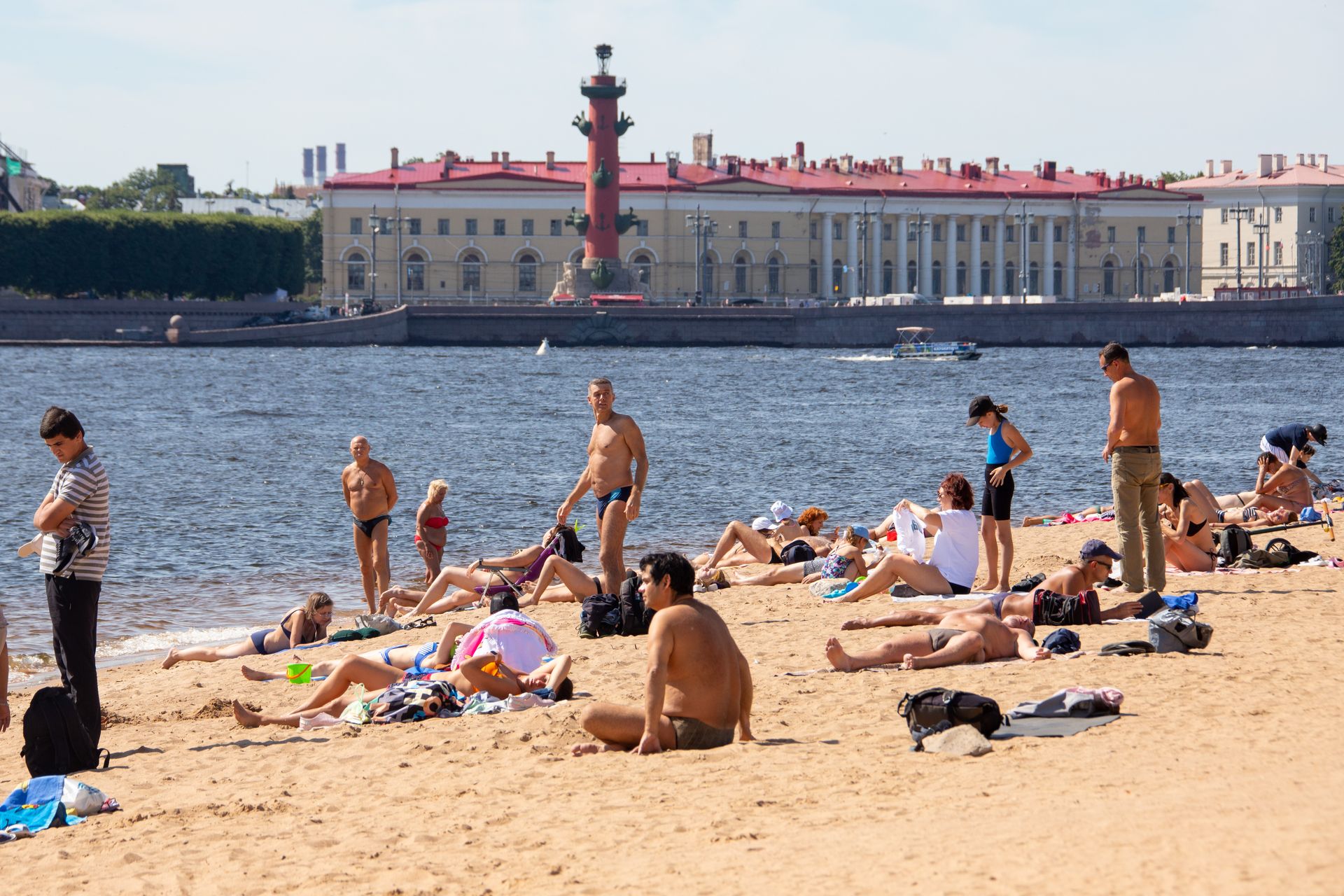 загорающие у петропавловской крепости