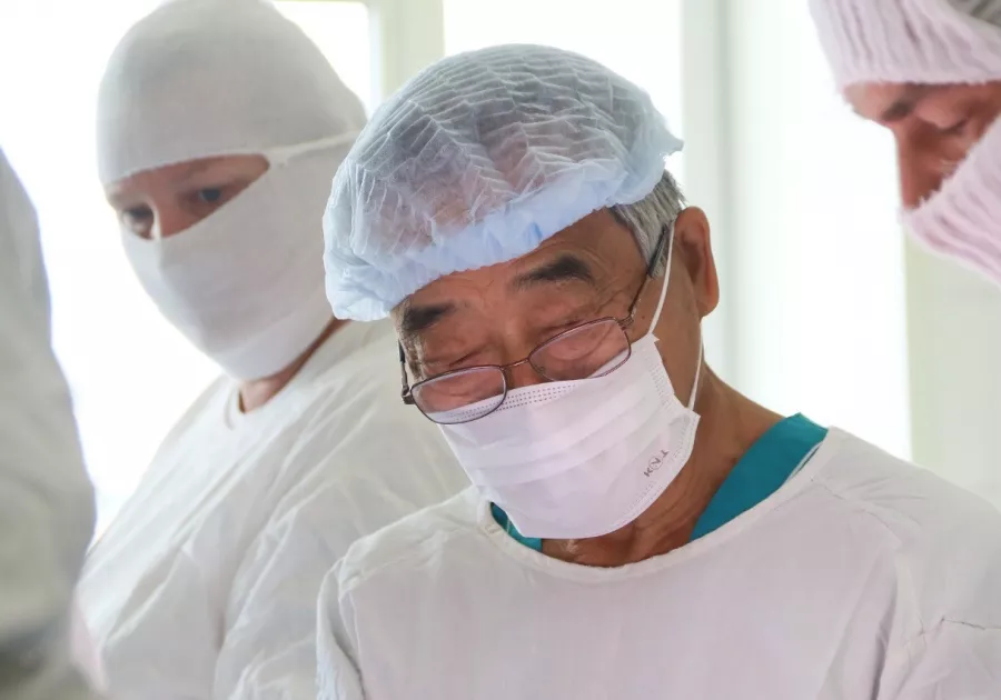 Хирург Юрий Тен на операции 