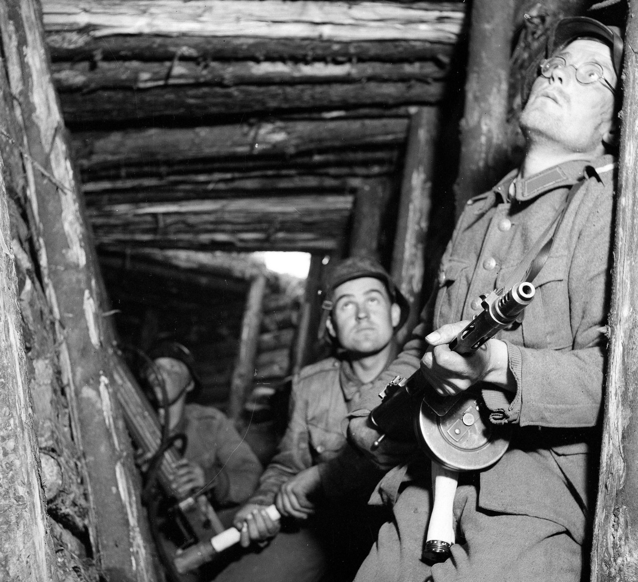 Финские солдаты в одном из укрытий на «линии VT», июнь 1944 г.