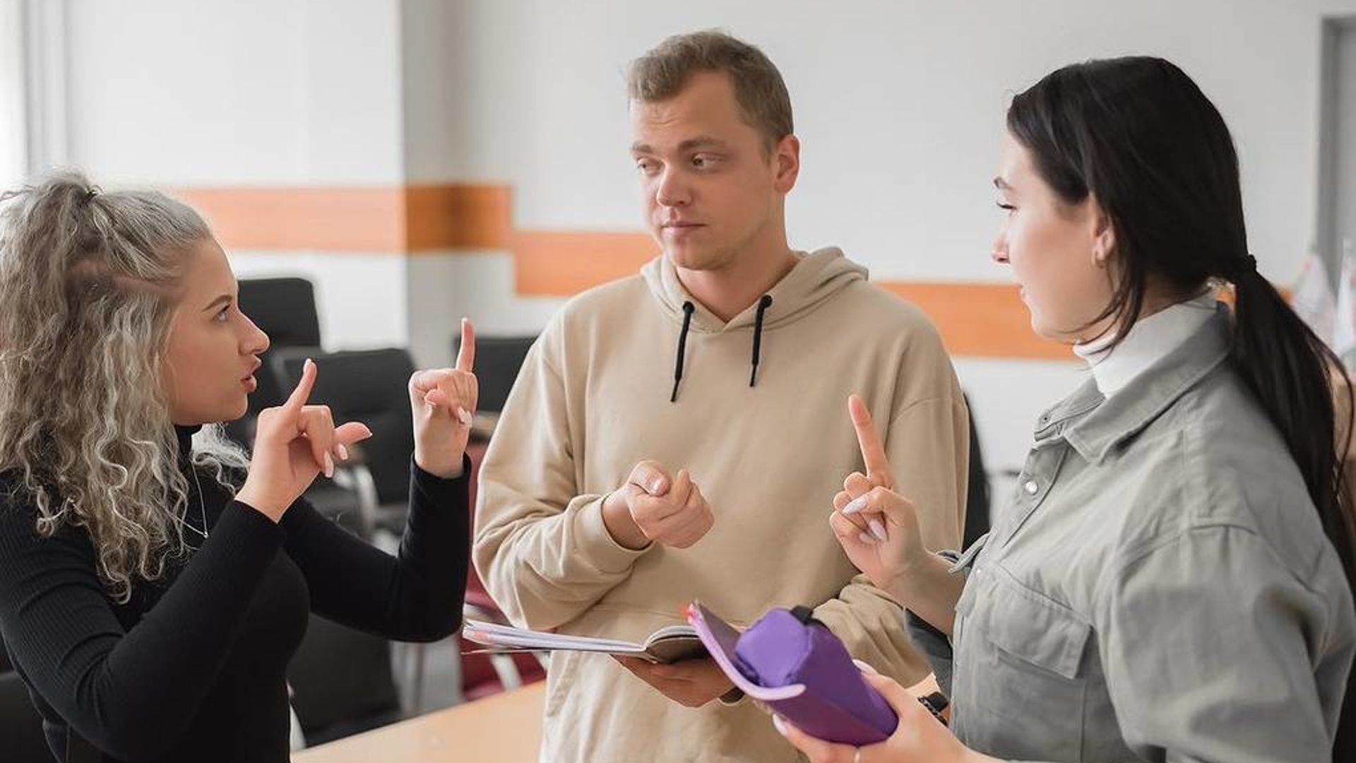 Специалист жестового языка. Курсы в вузах. Преподаватель друг студента. Преподаватель и 1 студент. Молодежный конкурс фото.