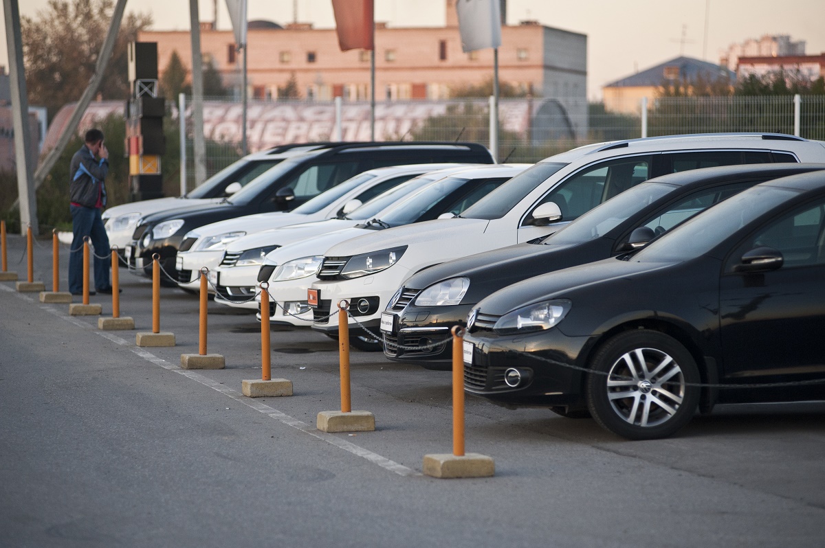 Компании предоставляющие автомобили. Автомобили эконом класса. Парковка на газоне штраф. Такси бизнес класс Пермь. Газпром аукцион автомобилей.