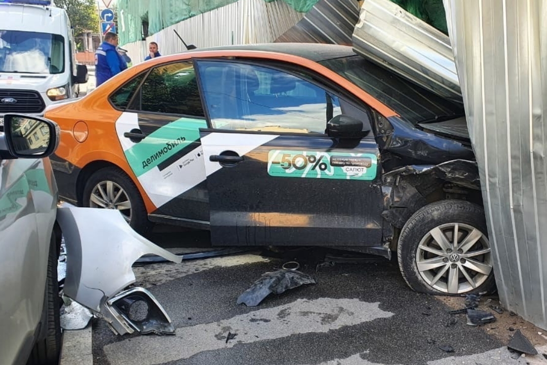 Стоянка битых машин. Что будет если каршеринг в аварии. Каршеринг фольксваген поло разбитый. Что будет если каршеринг в аварии. Что будет если каршеринг в аварии.