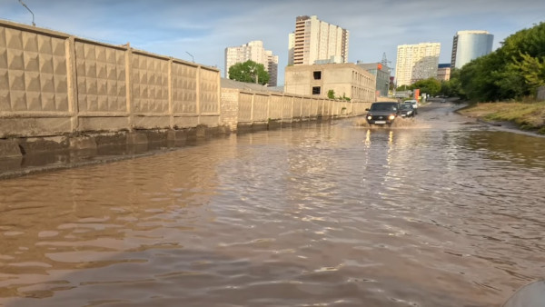 В Самаре произошел потоп на улице Пятигорской