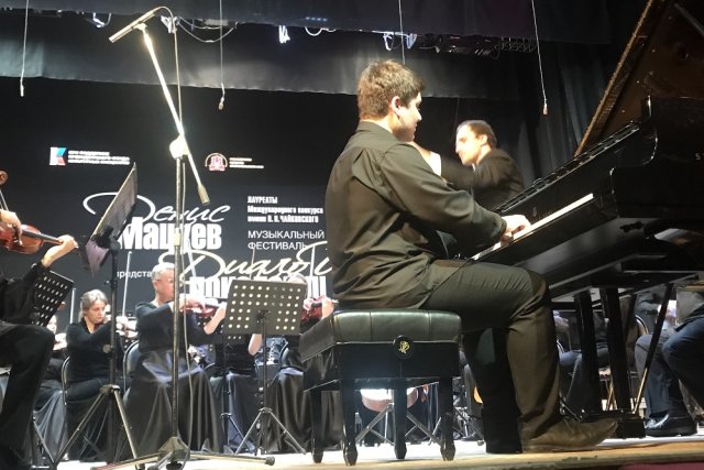 Перед концертом московский мастер настроил рояль.