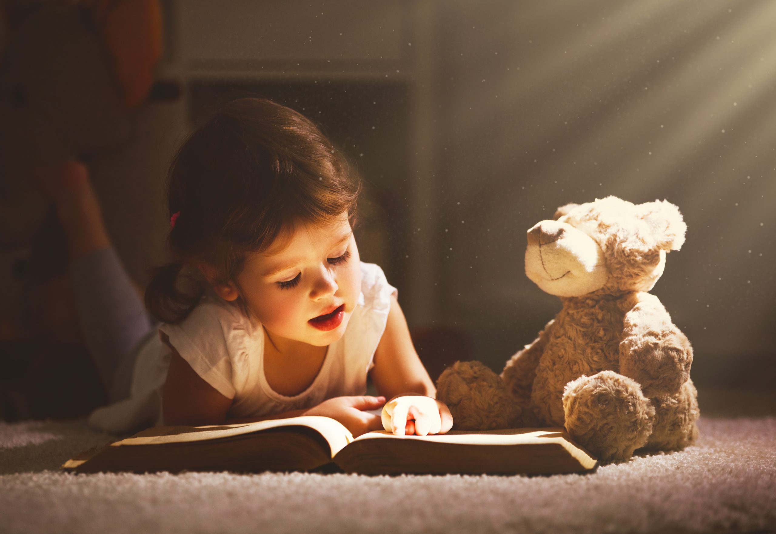 Внимание чтение. Маленькая девочка с книжкой. Книги для детей. Маленькая девочка с книгой. Маленький ребенок с книгой.
