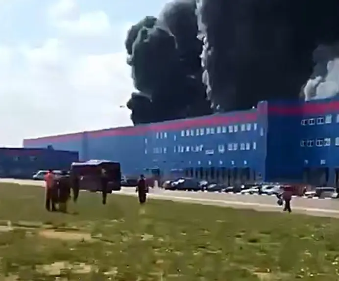 Пожар на складе озон 3 августа 2022. Где горит склад вайлдберриз. Пожар озон истра. Пожар озон истра. Горит склад ozon.