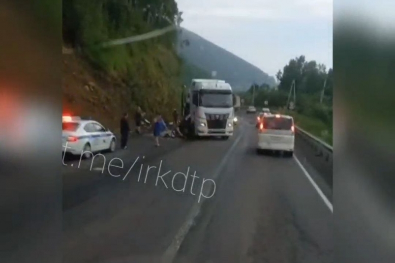 ДТП с участием легковой машины и автовоза произошло в Слюдянском районе Иркутско