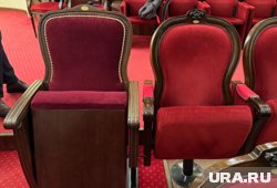 Слева - новая мебель российского производства, справа - старые итальянские стулья