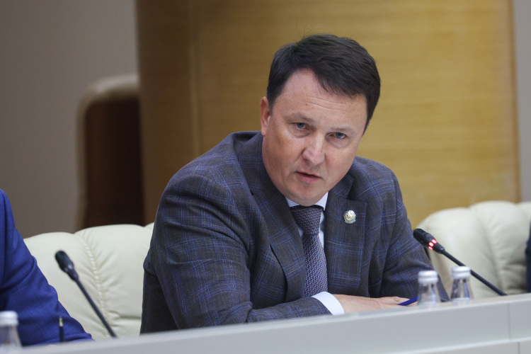 Марату Айзатуллину дали на освоение 93 млрд рублей, это на 800 млн рублей (или 0,9%) меньше показателя на этот год