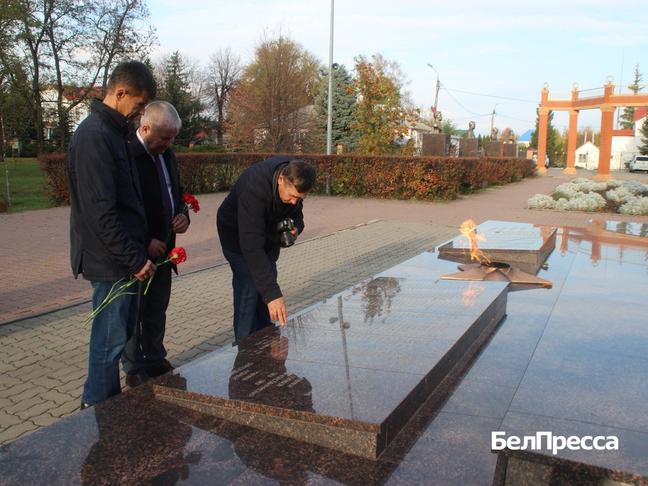 У братской могилы в Ровеньках Василий Бражников, Николай Морозов и Владимир Харитонов