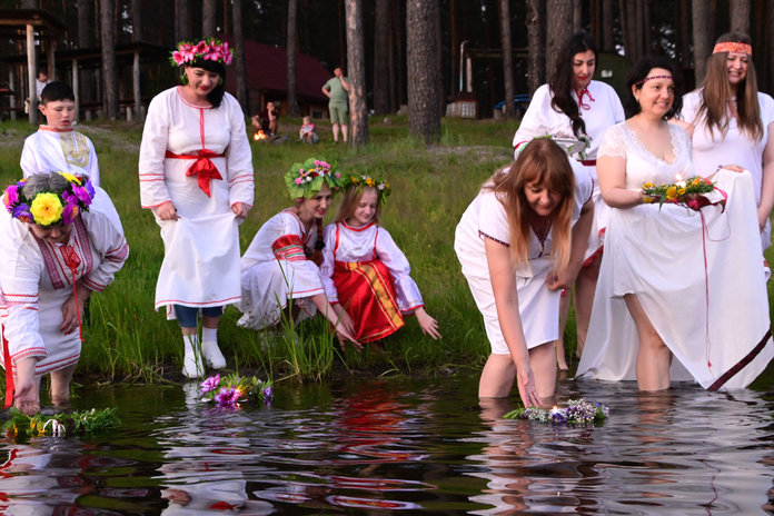 Гуляния на ивана купала. Можно ли шить на ивана купала. Праздник ивана купала купание. Можно ли шить на ивана купала. Одежда на ивана купала.
