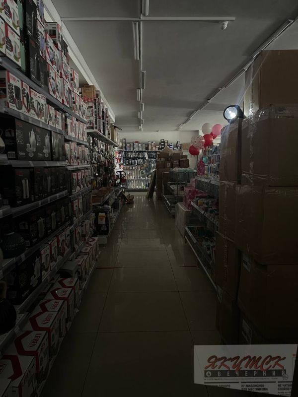 Вот так при свете фонарей работают магазинчики в торговом центре на Лермонтова, 49. Причем электричества нет только в одном крыле