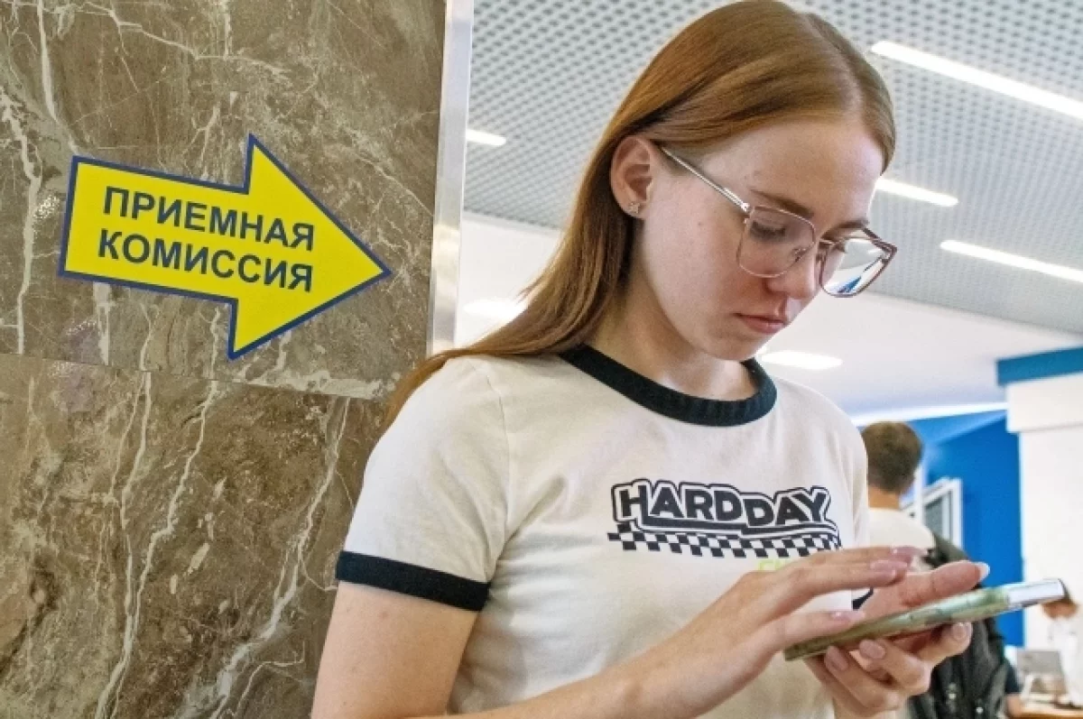 Вчерашним школьникам предстоит сделать серьёзный выбор.