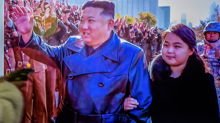 Папа, давай бахнем!: Дочь Ким Чен Ына получит на день рождения ядерный чемоданчик