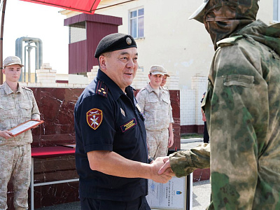 В Астрахани отличившимся на спецоперации росгвардейцам вручили награды, фото 5
