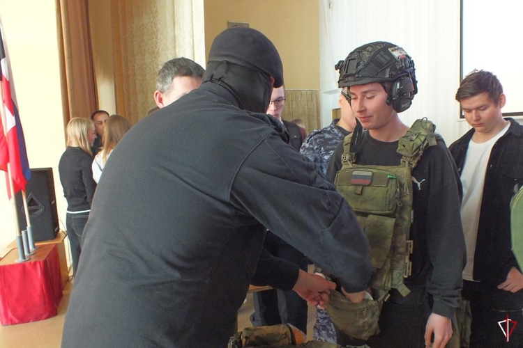 В Удмуртии росгвардейцы провели «урок мужества» для студентов, посвященный Дню воссоединения ДНР, ЛНР, Запорожской и Херсонской областей с Россией