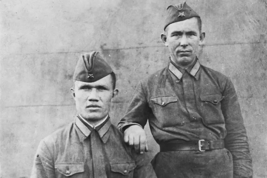 Дошли до Берлина! В петербургском лицее №280 ученики создали карту «Бессмертного полка» с историями своих предков | Иван Попов (справа) с однополчанином. Фото 1945 г./Из семейного архива
