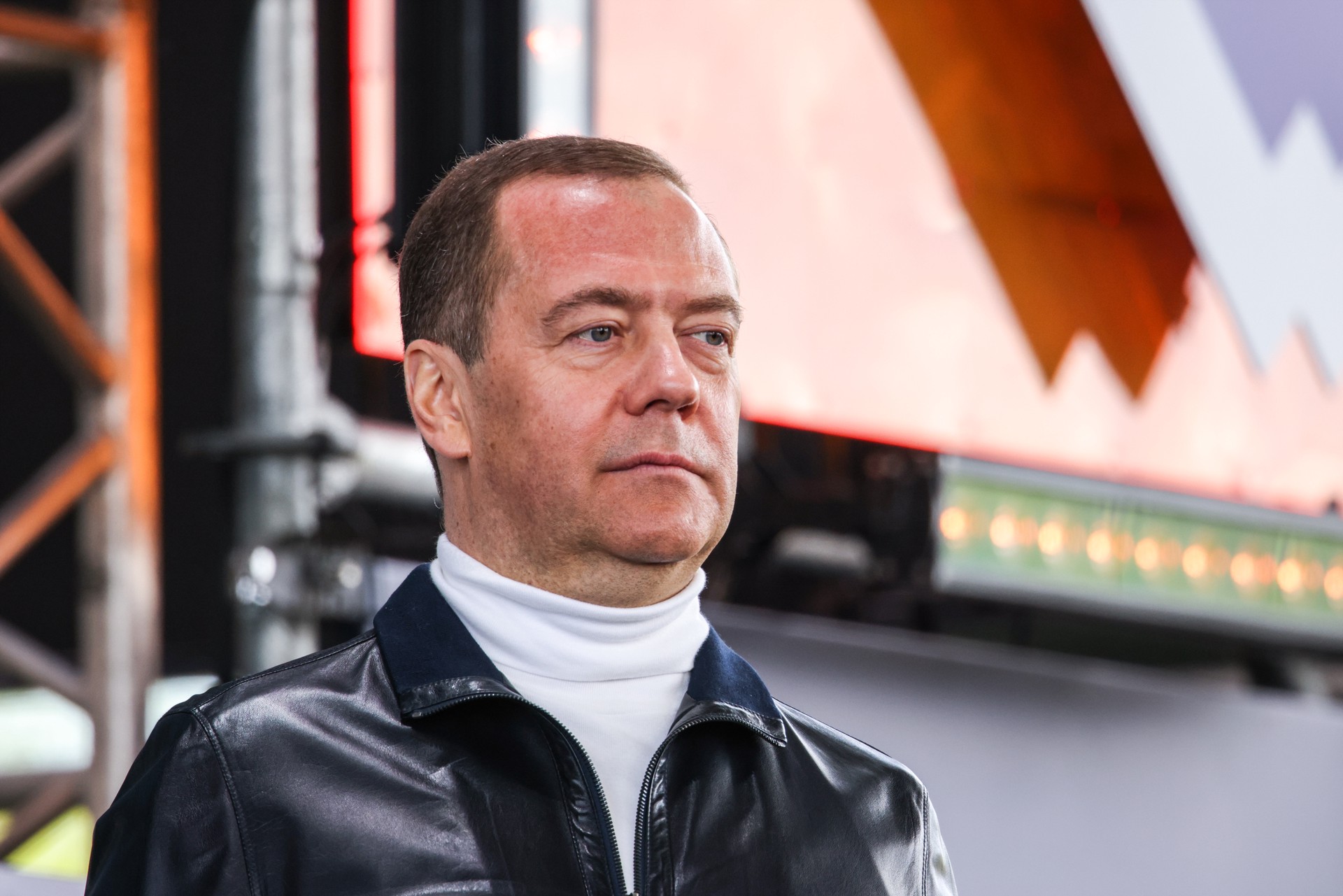 Медведев призвал укреплять армию на западном направлении