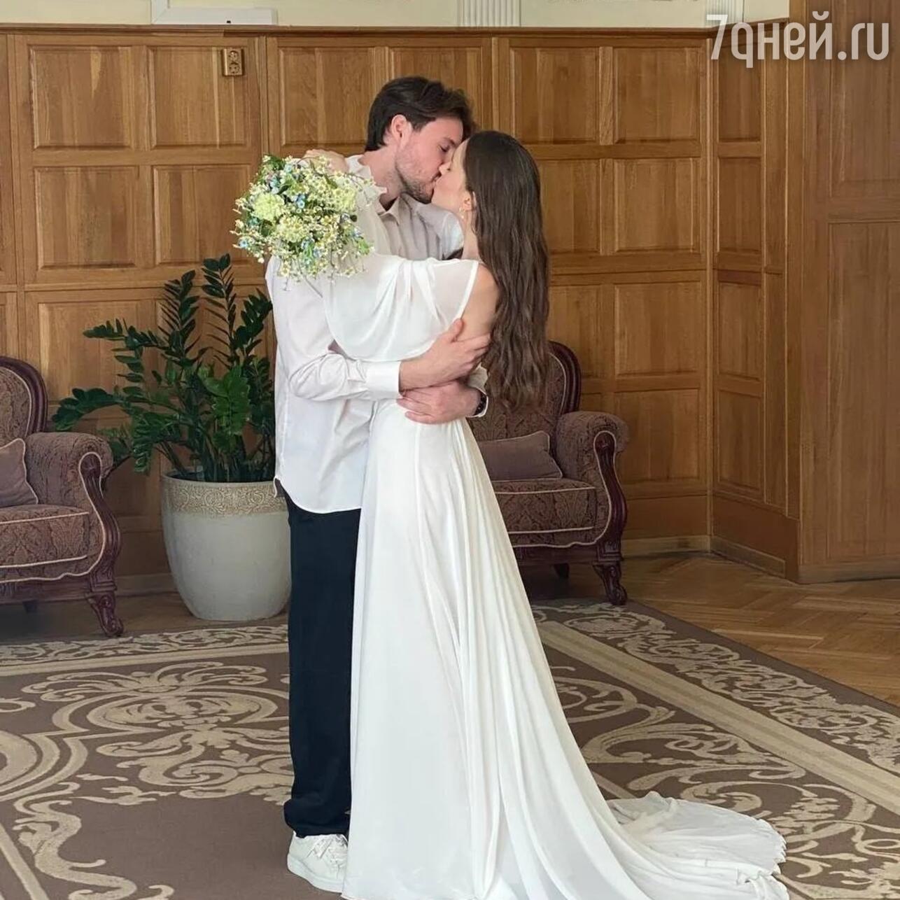 Шурыгина замуж. Ростова вышла замуж за андрея. Замужем за. Первая встреча болконского с наташей. Попенко футболист.