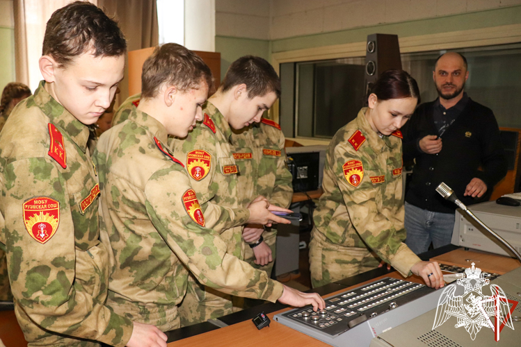 Учащиеся подшефного класса Росгвардии побывали в гостях у журналистов телекомпании ГТРК «Марий Эл»