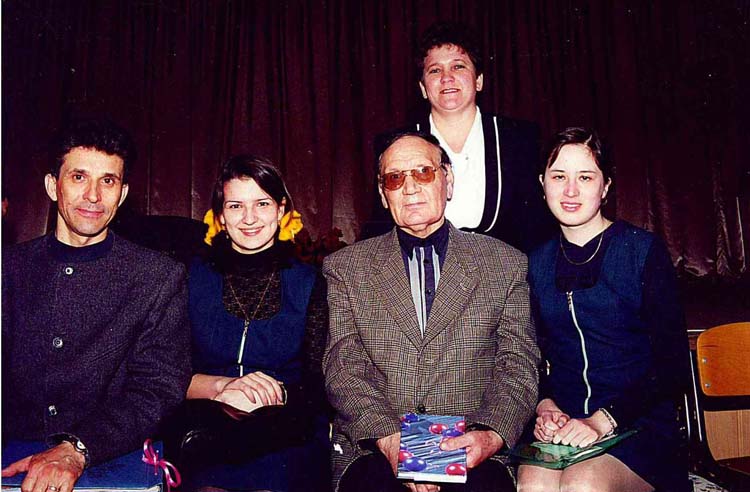 «Есть такие голоса, приезжают, из Башкортостана, из других регионов. Консерватория обучает их, выпускает, а потом мы их раздаем по всему миру»