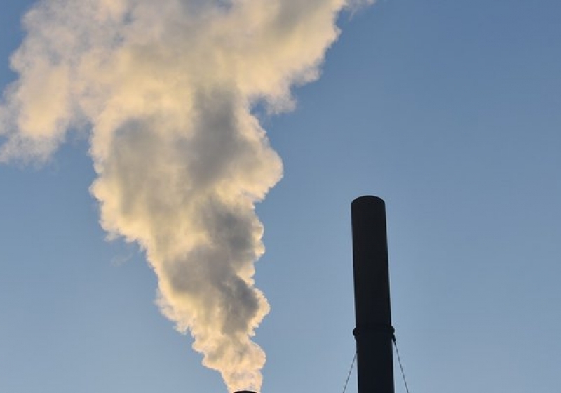 Выброс токсичных веществ в атмосферу запретить. Трубы с дымом. Обнаружение выбросов. Мониторинг качества и степени загрязнения атмосферы. Трубы завода.