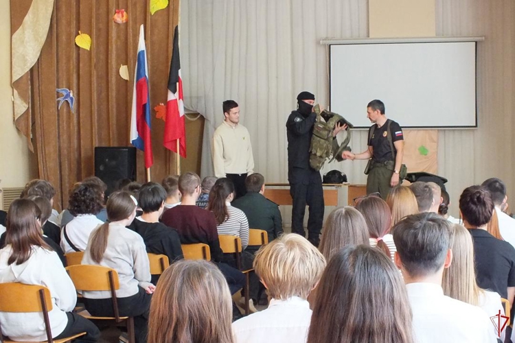 В Удмуртии росгвардейцы провели «урок мужества» для студентов, посвященный Дню воссоединения ДНР, ЛНР, Запорожской и Херсонской областей с Россией