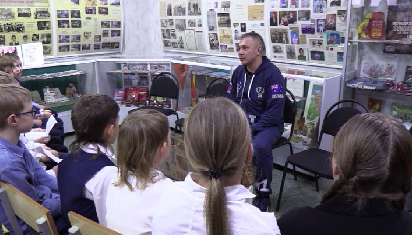 Абсолютный чемпион мира по боксу Костя Цзю вернулся в родной Серов